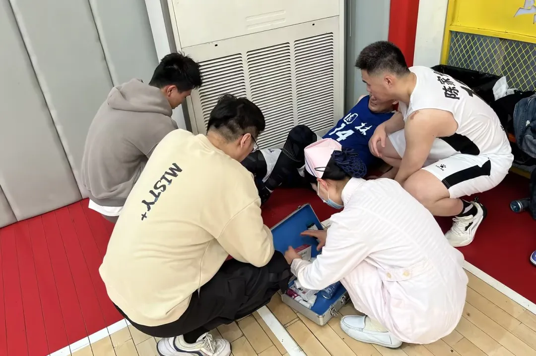 赛场上的白衣天使！天佑医护志愿者为上海市篮球冠军联赛护航