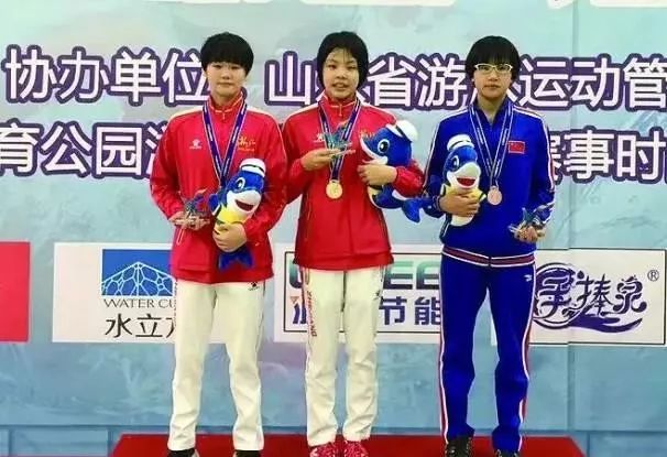 未来的游泳冠军鼓掌_鼓掌游泳冠军未来是谁_男子马拉松游泳10公里冠军