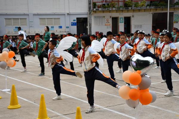 广播体操小学生进场_小学生广播体操入场式表演创意_进场体操广播小学生视频