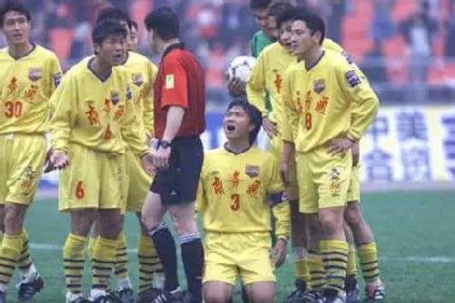 四川足球球员名单_四川足球队的历史人物有谁_四川足球名将