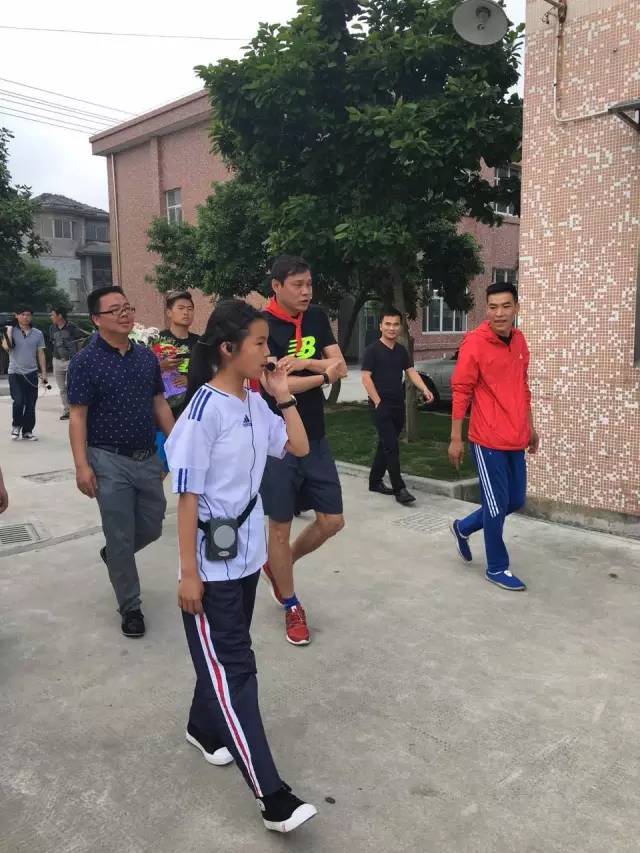 国脚范志毅现身慈溪小学，小足球运动员热情欢迎，该校足球成绩出众